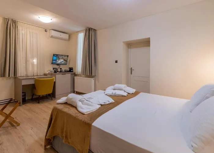 Plaka Arch Suites