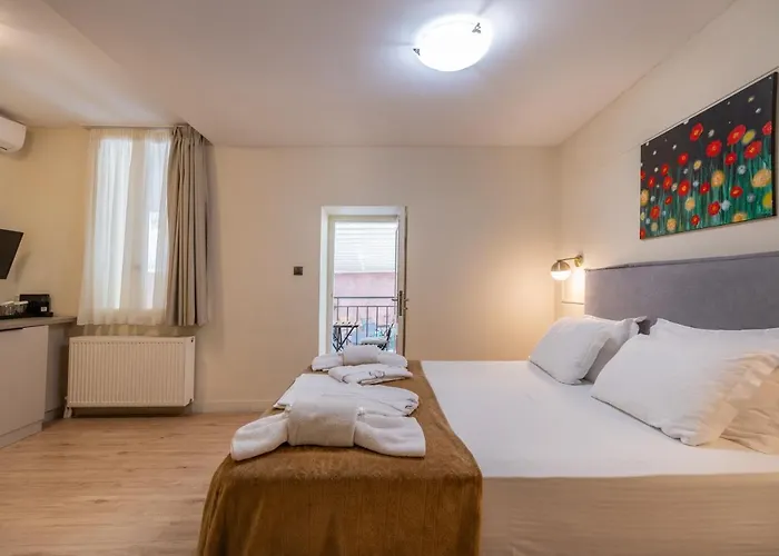Plaka Arch Suites